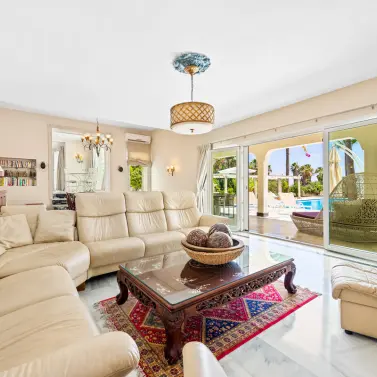 Venta de villa independiente en Estepona