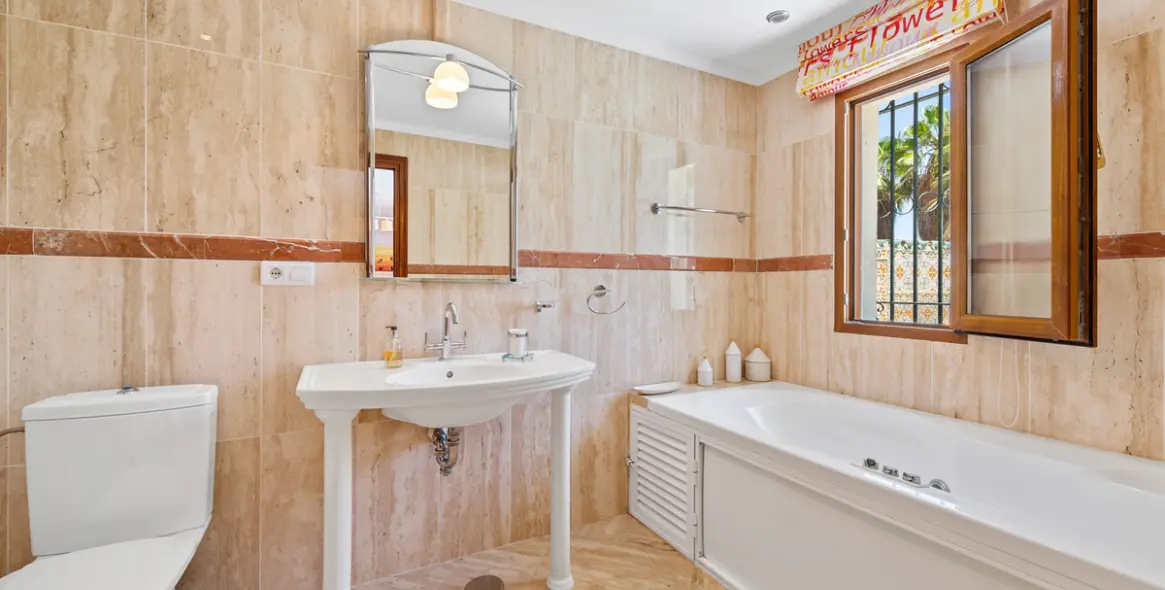 Venta de villa independiente en Estepona 17