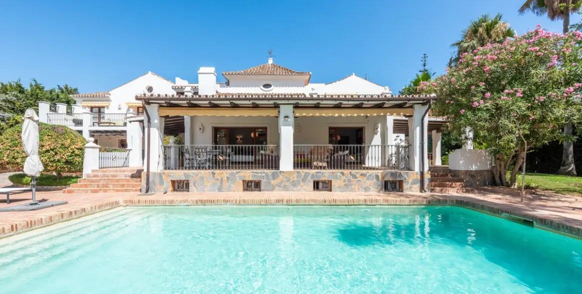 Venta de villa independiente en El Paraiso 5