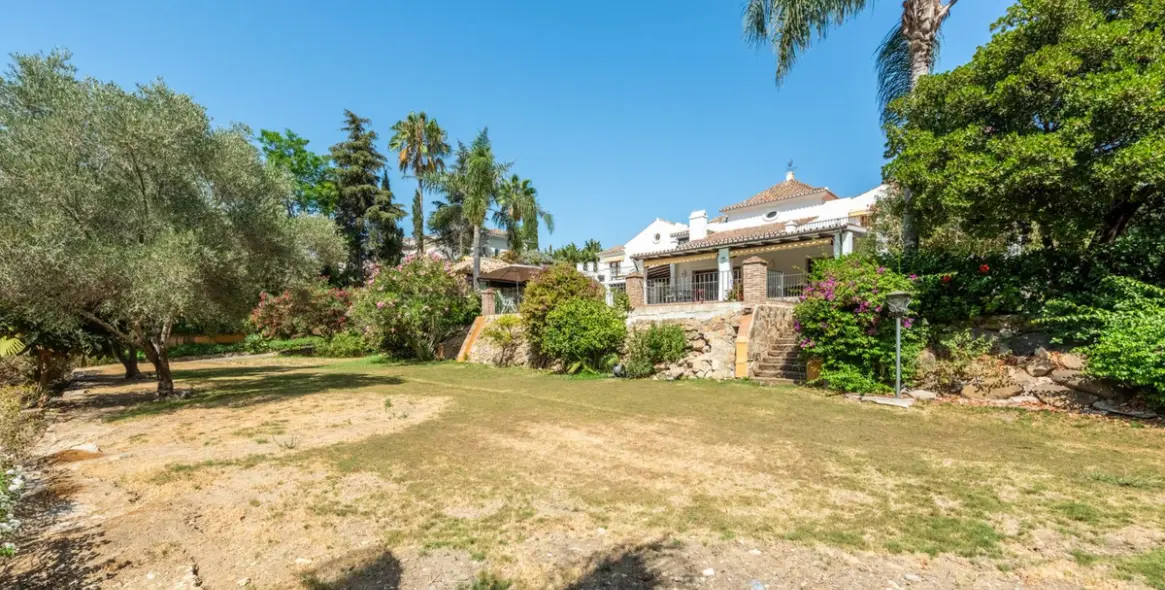 Venta de villa independiente en El Paraiso 8