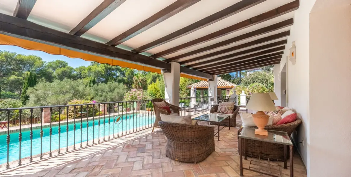 Продажа  отдельно стоящей виллы в El Paraiso 36