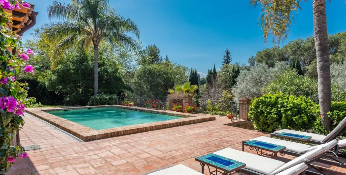 Продажа  отдельно стоящей виллы в El Paraiso 40