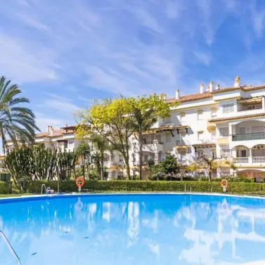 Long-term rent of middle floor apartment in The Golden Mile