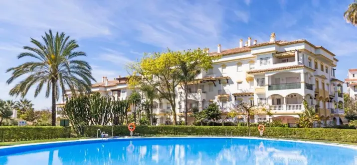 Alquiler a corto plazo de apartamento en planta media en The Golden Mile 0