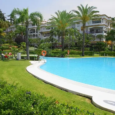 Long-term rent of middle floor apartment in The Golden Mile