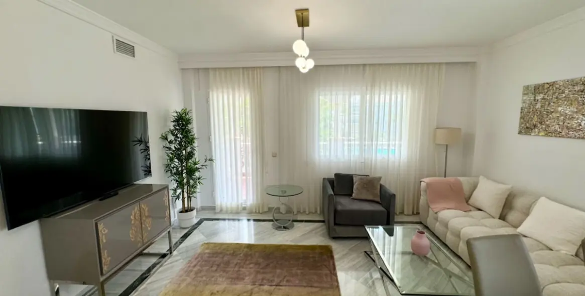 Alquiler a corto plazo de apartamento en planta media en The Golden Mile 4