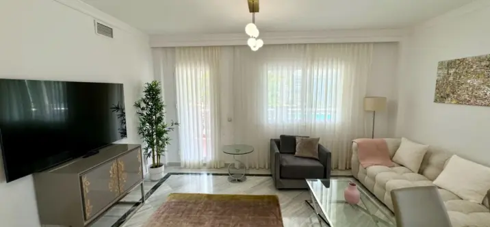 Alquiler a corto plazo de apartamento en planta media en The Golden Mile 3