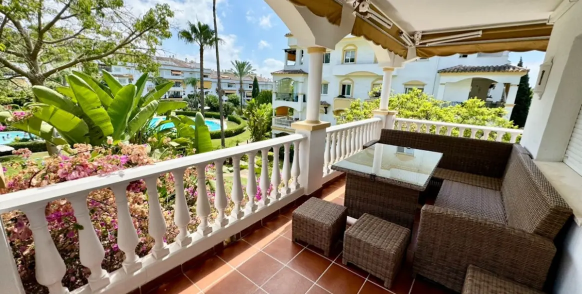 Alquiler a corto plazo de apartamento en planta media en The Golden Mile 6