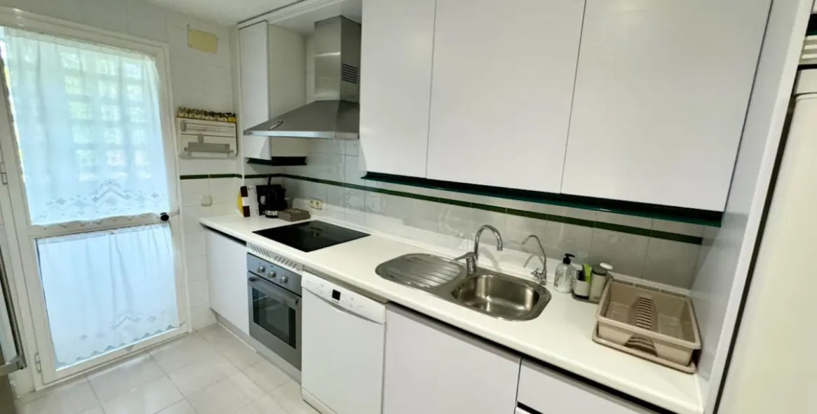 Alquiler a corto plazo de apartamento en planta media en The Golden Mile 8