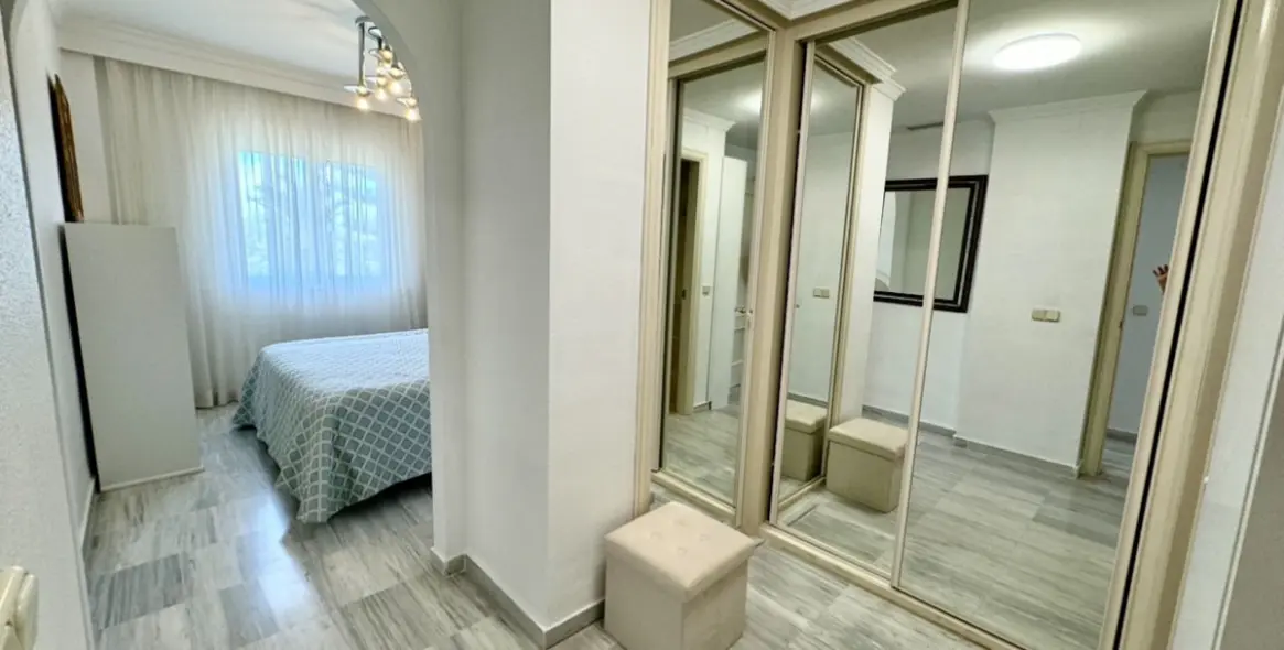 Alquiler a corto plazo de apartamento en planta media en The Golden Mile 10