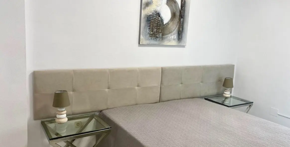 Alquiler a corto plazo de apartamento en planta media en The Golden Mile 13