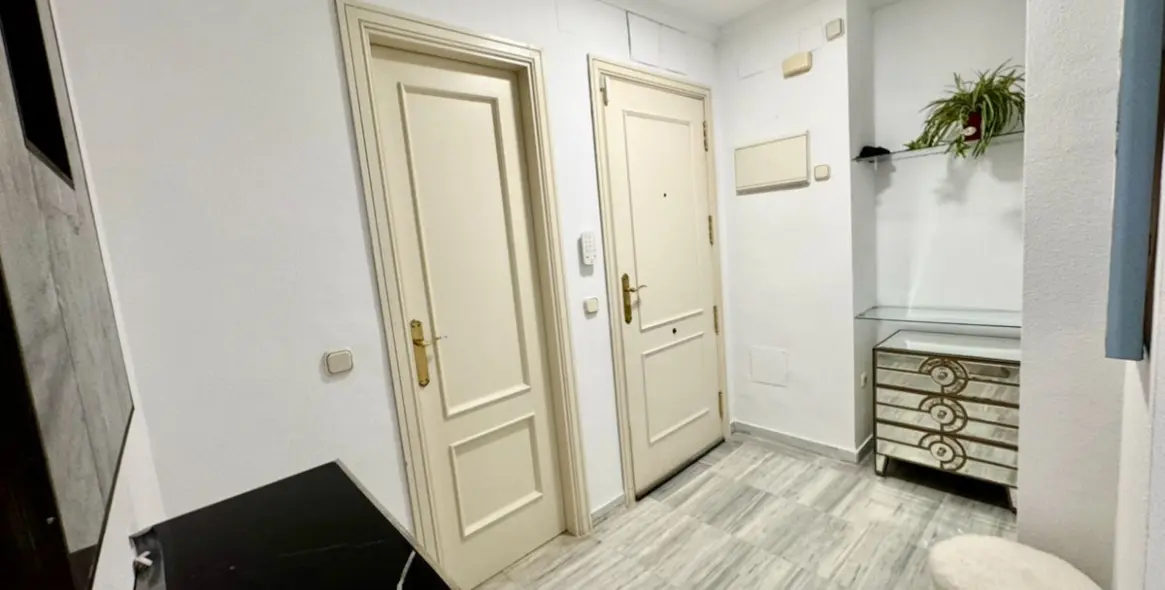 Alquiler a corto plazo de apartamento en planta media en The Golden Mile 14