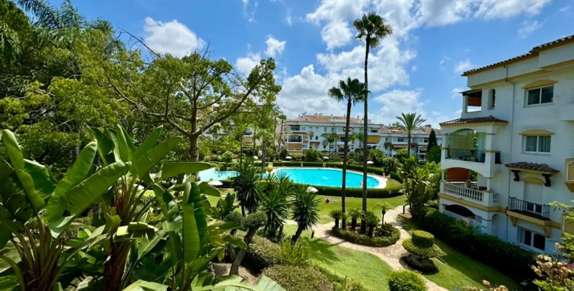 Alquiler a corto plazo de apartamento en planta media en The Golden Mile 15