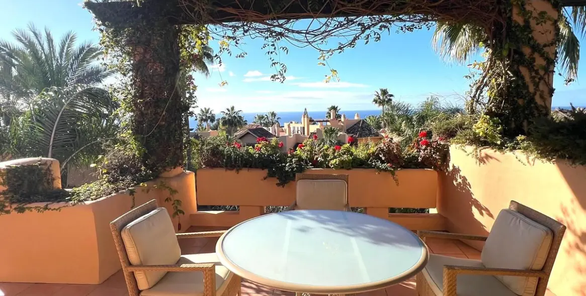 Long-term rent of penthouse in Sierra Blanca 2