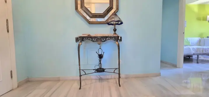 Sale of middle floor apartment in El Pinillo 2