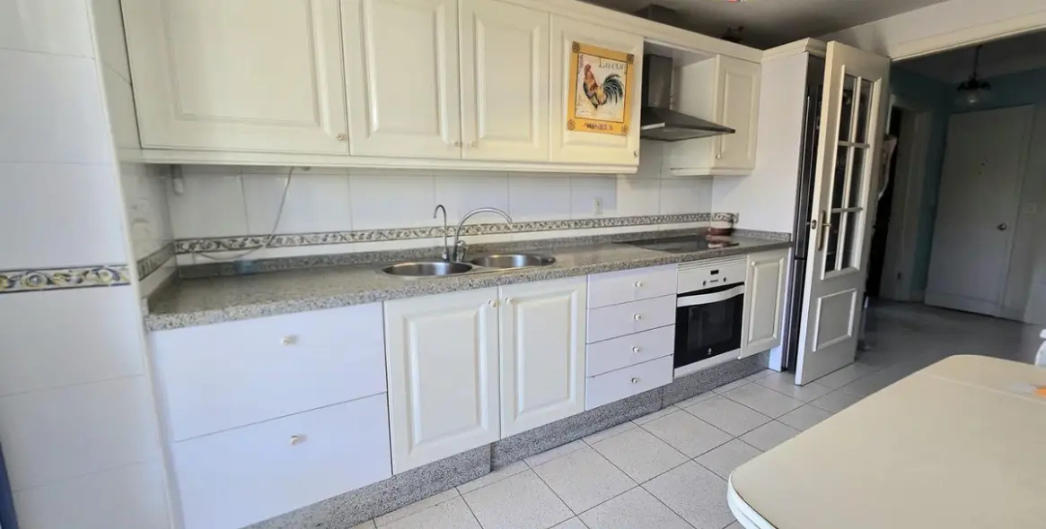 Sale of middle floor apartment in El Pinillo 8