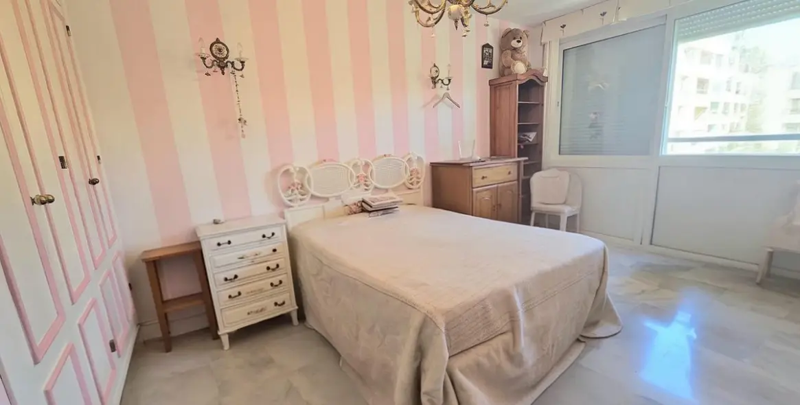 Sale of middle floor apartment in El Pinillo 11