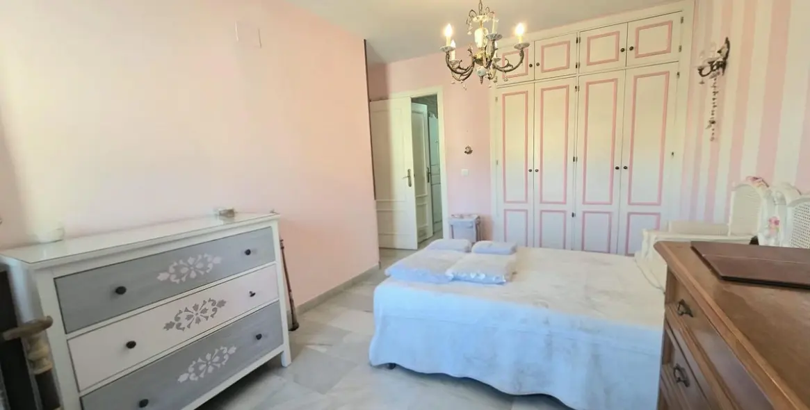 Sale of middle floor apartment in El Pinillo 12