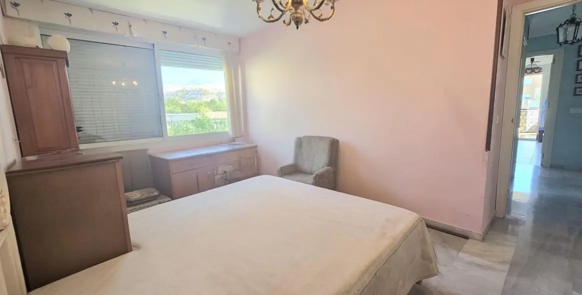 Sale of middle floor apartment in El Pinillo 16