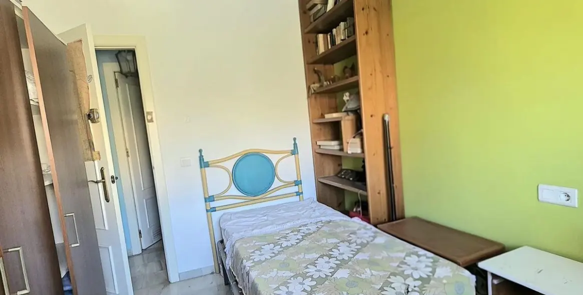 Sale of middle floor apartment in El Pinillo 19