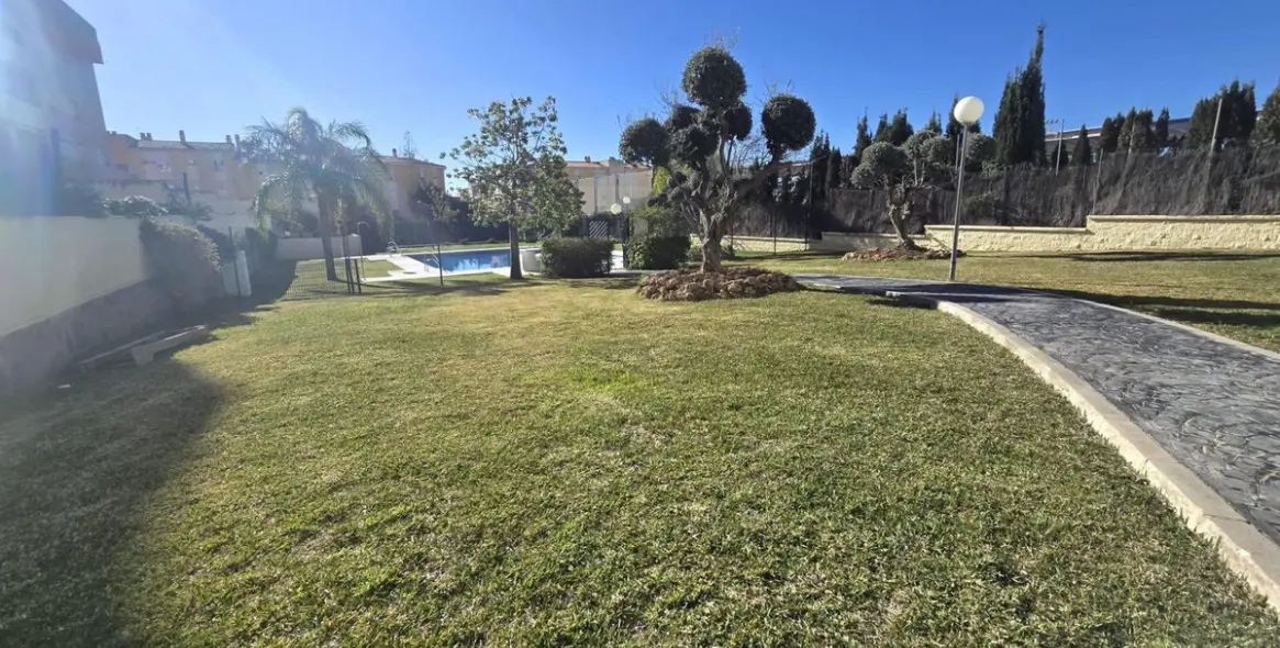 Sale of middle floor apartment in El Pinillo 26