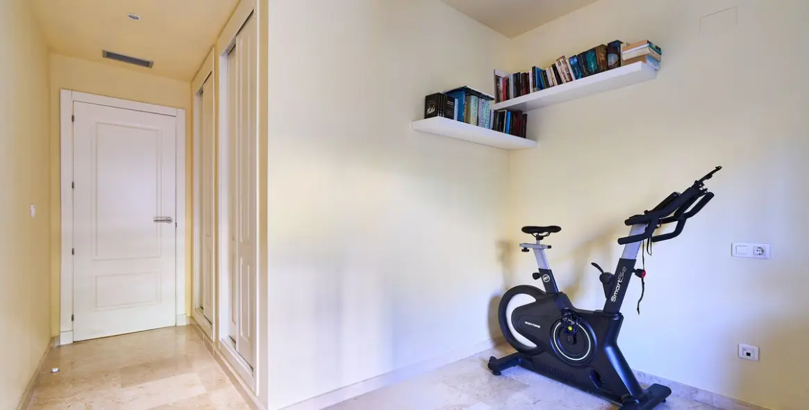 Sale of middle floor apartment in Istán 21