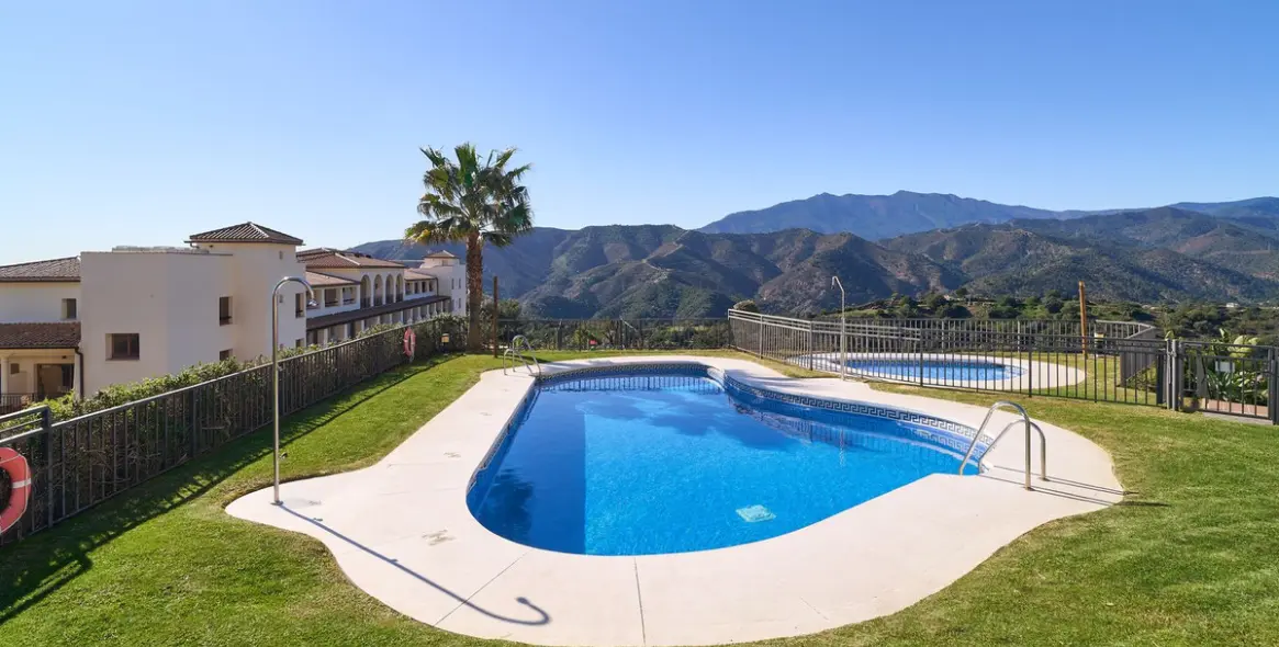 Sale of middle floor apartment in Istán 23