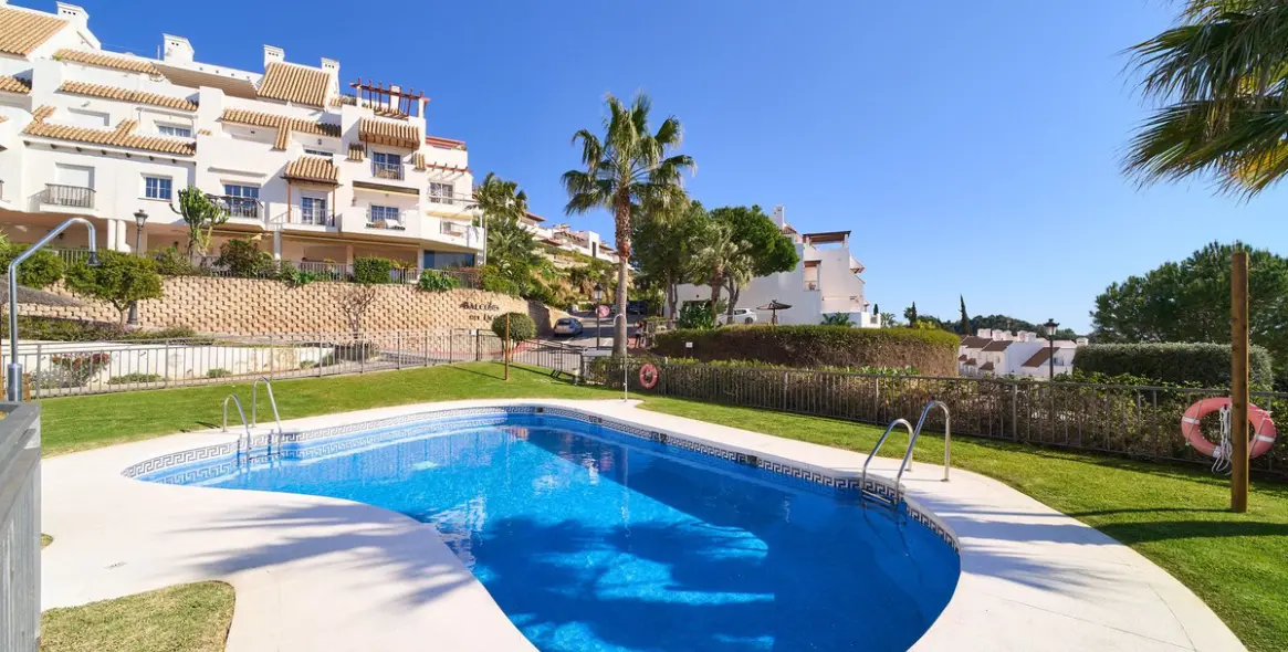 Sale of middle floor apartment in Istán 24