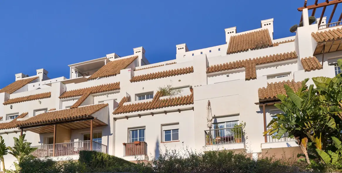 Sale of middle floor apartment in Istán 25