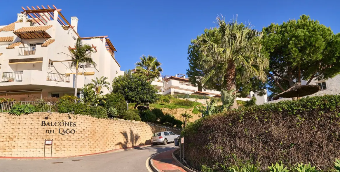 Sale of middle floor apartment in Istán 26