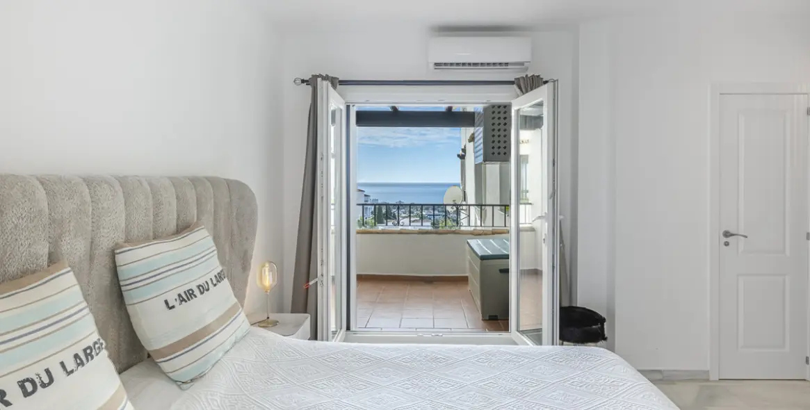 Sale of middle floor apartment in Mijas Costa 24