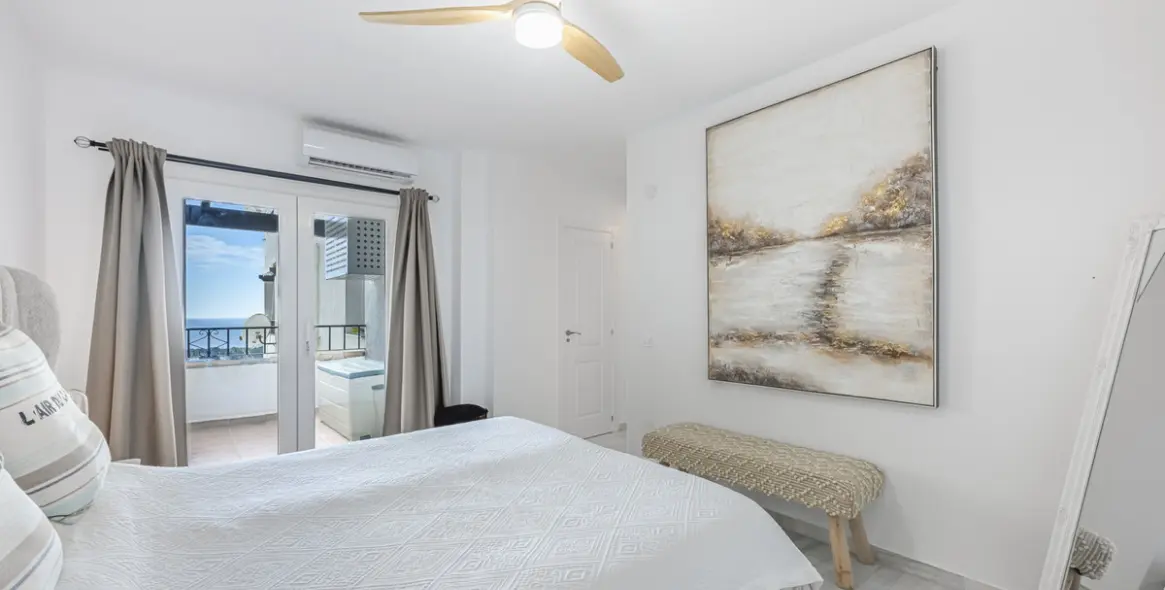 Sale of middle floor apartment in Mijas Costa 25