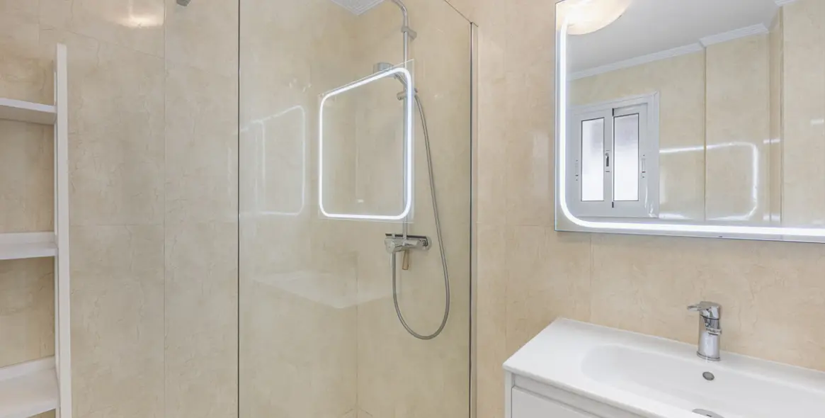 Sale of middle floor apartment in Mijas Costa 26