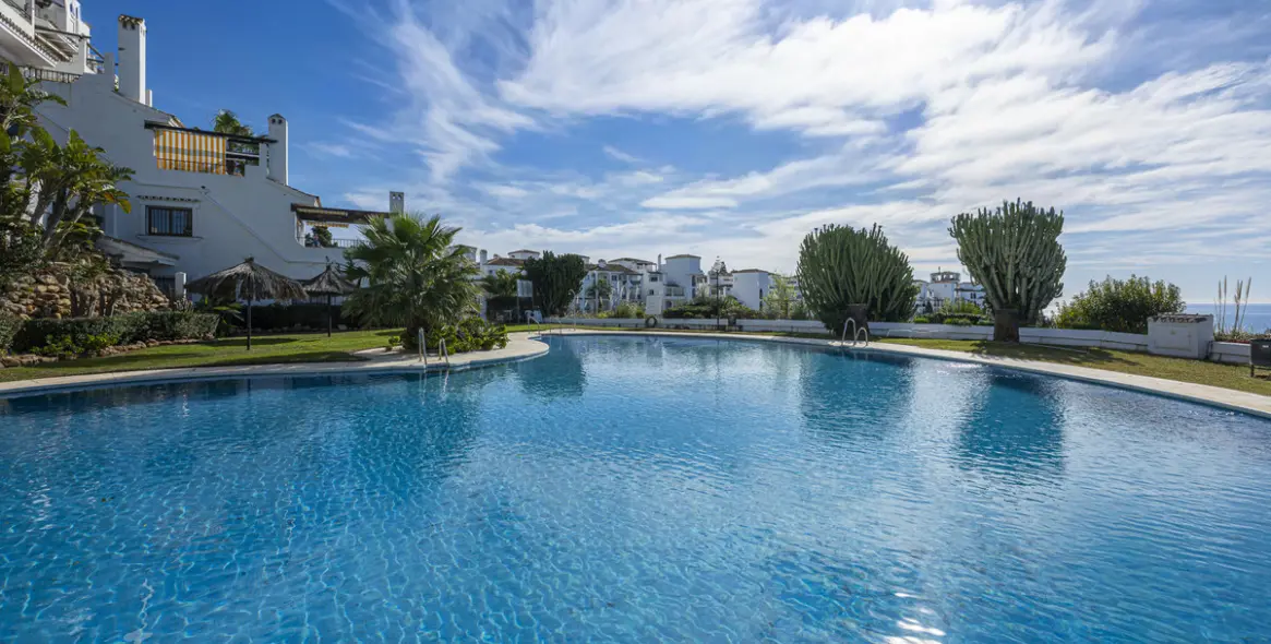 Sale of middle floor apartment in Mijas Costa 32