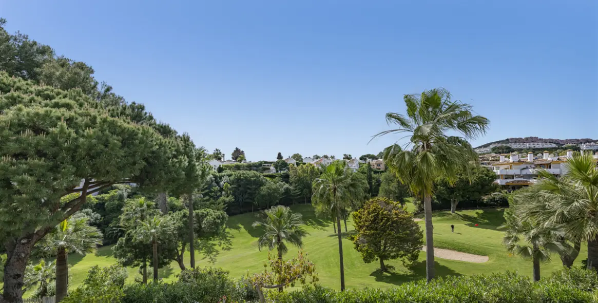 Sale of middle floor apartment in Mijas Costa 35