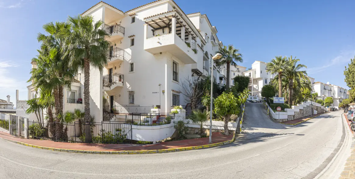 Sale of middle floor apartment in Mijas Costa 36