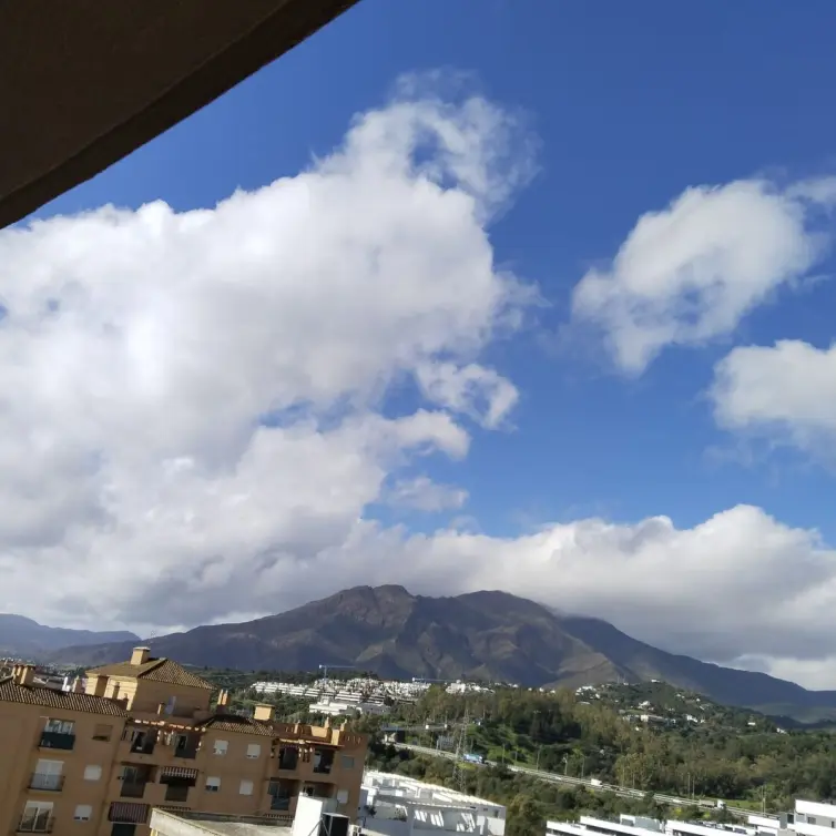 Sale of middle floor apartment in Estepona