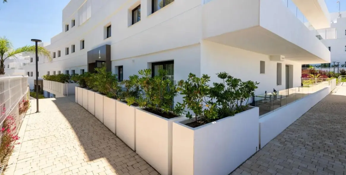 Sale of ground floor apartment in Estepona 12