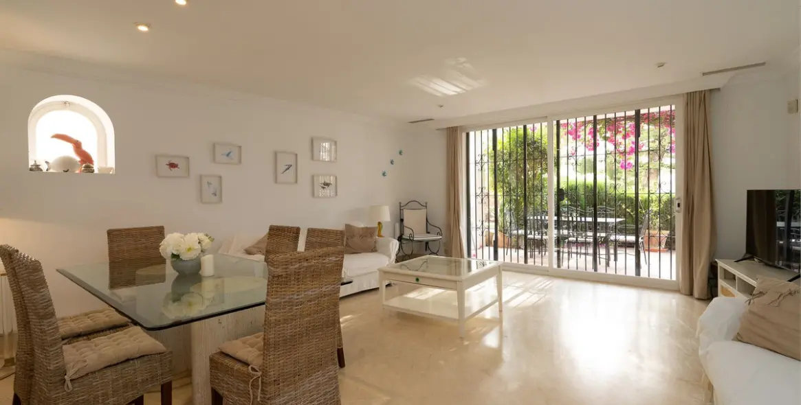 Sale of ground floor apartment in Elviria 2