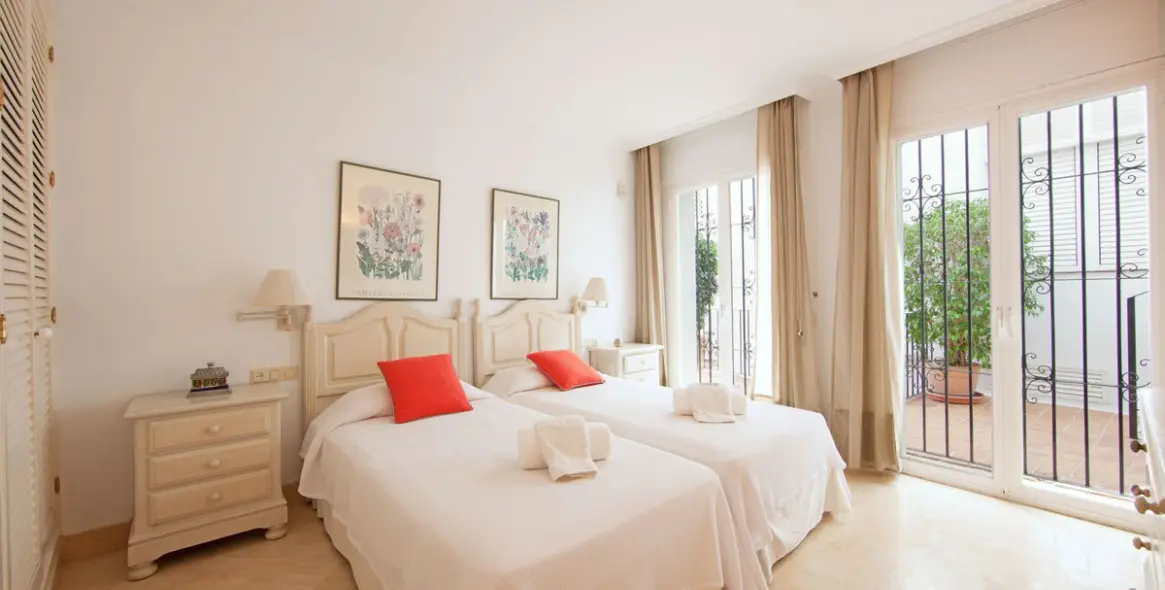 Sale of ground floor apartment in Elviria 4
