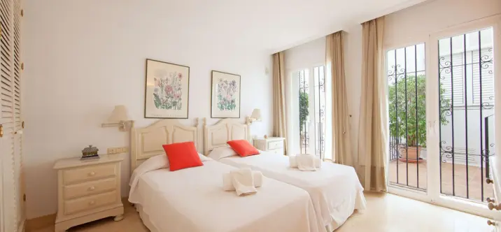 Sale of ground floor apartment in Elviria 3