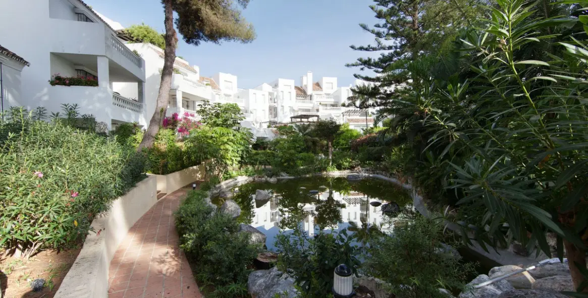 Sale of ground floor apartment in Elviria 11
