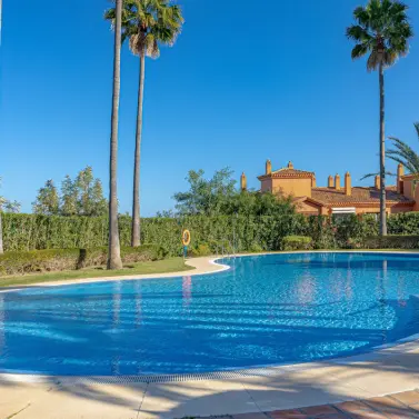 Venta de apartamento en planta baja en Benahavís