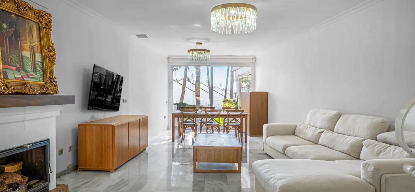 Sale of detached villa in The Golden Mile 1