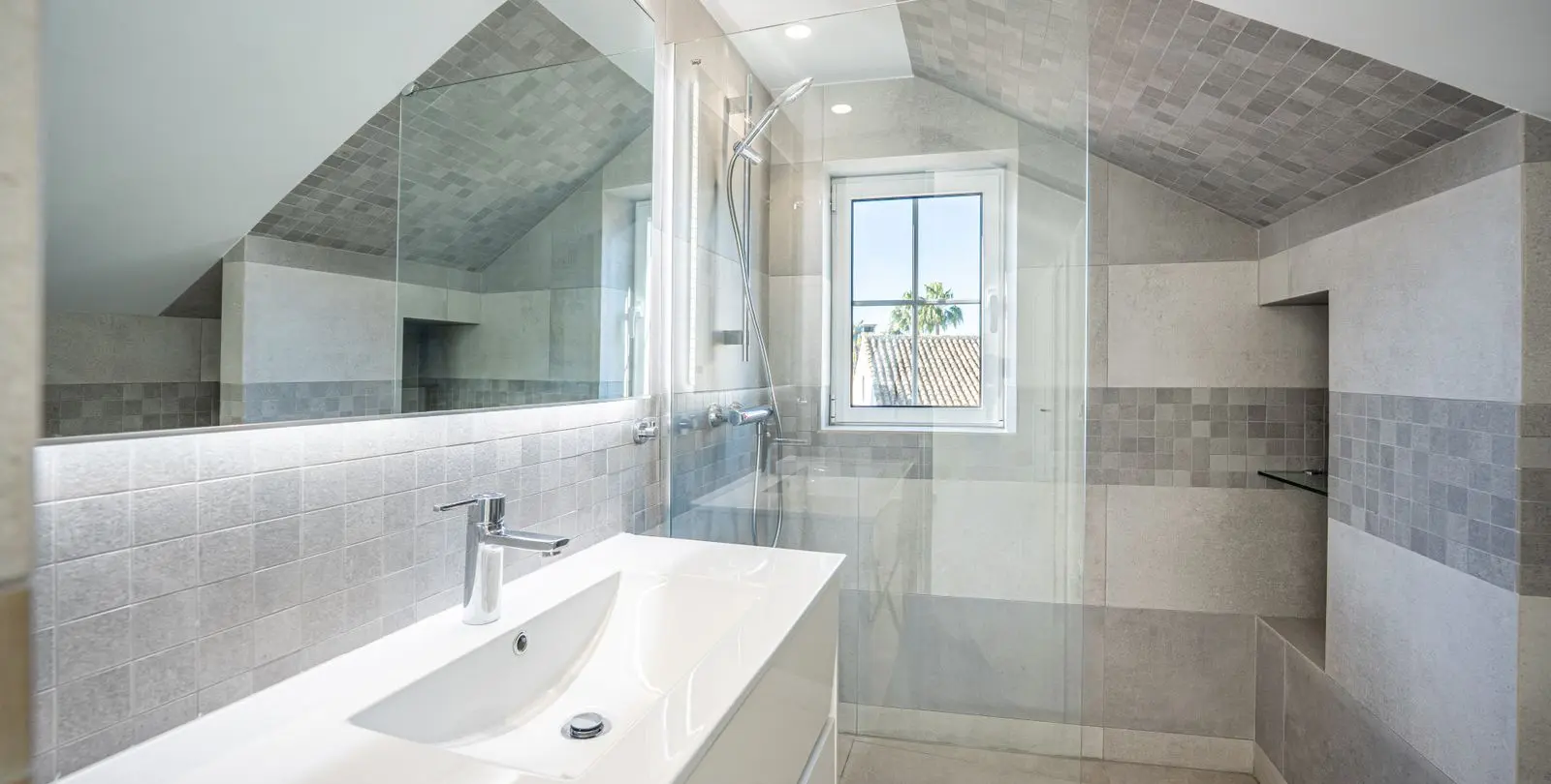 Sale of detached villa in The Golden Mile 5
