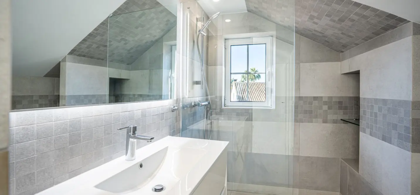 Sale of detached villa in The Golden Mile 4