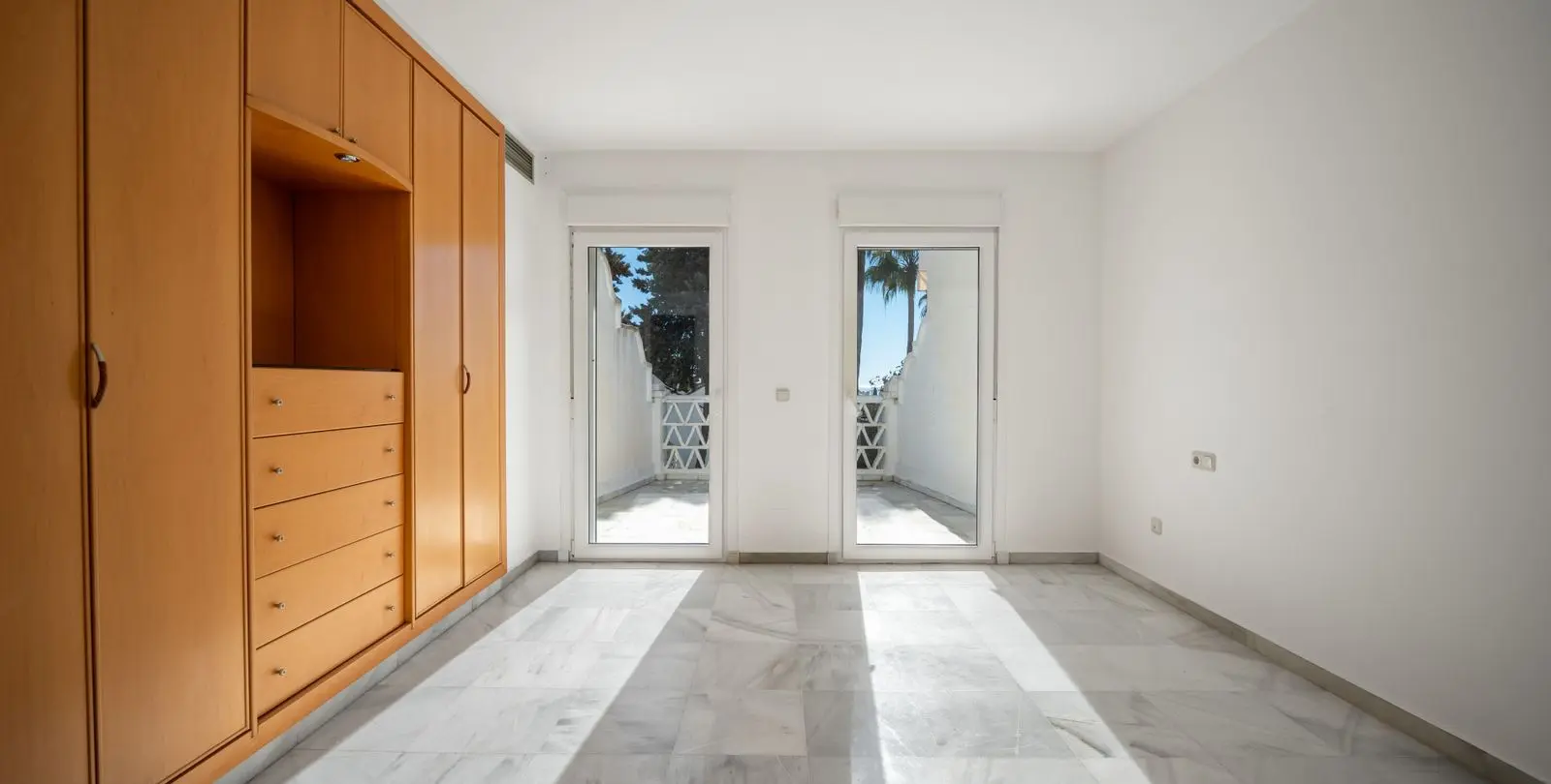 Sale of detached villa in The Golden Mile 7