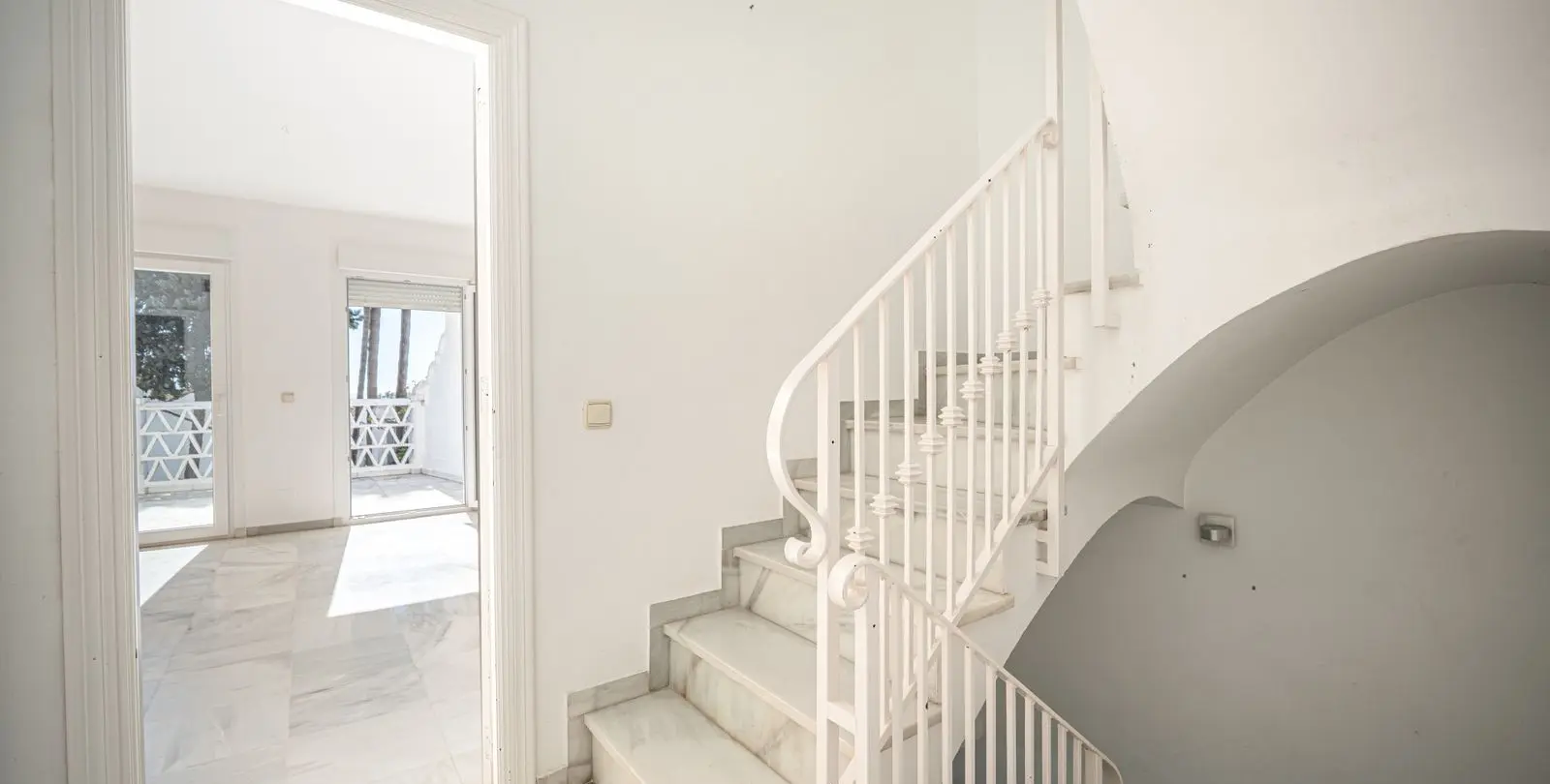 Sale of detached villa in The Golden Mile 11