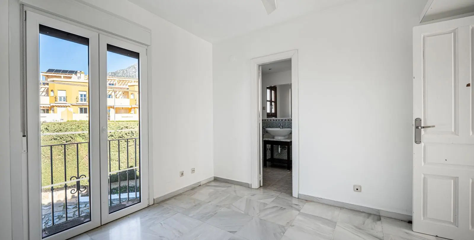 Sale of detached villa in The Golden Mile 13