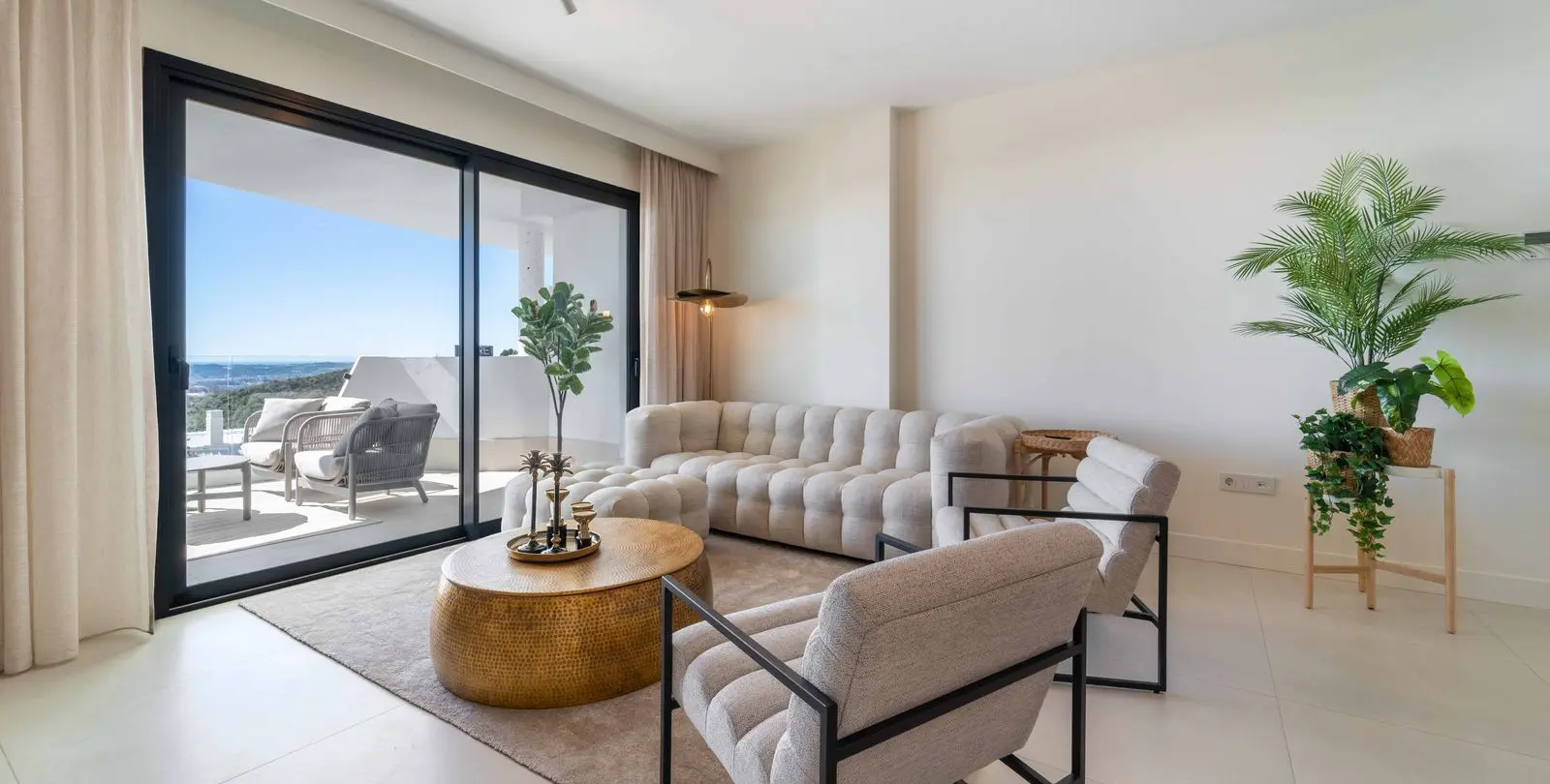 Sale of middle floor apartment in Higueron 8
